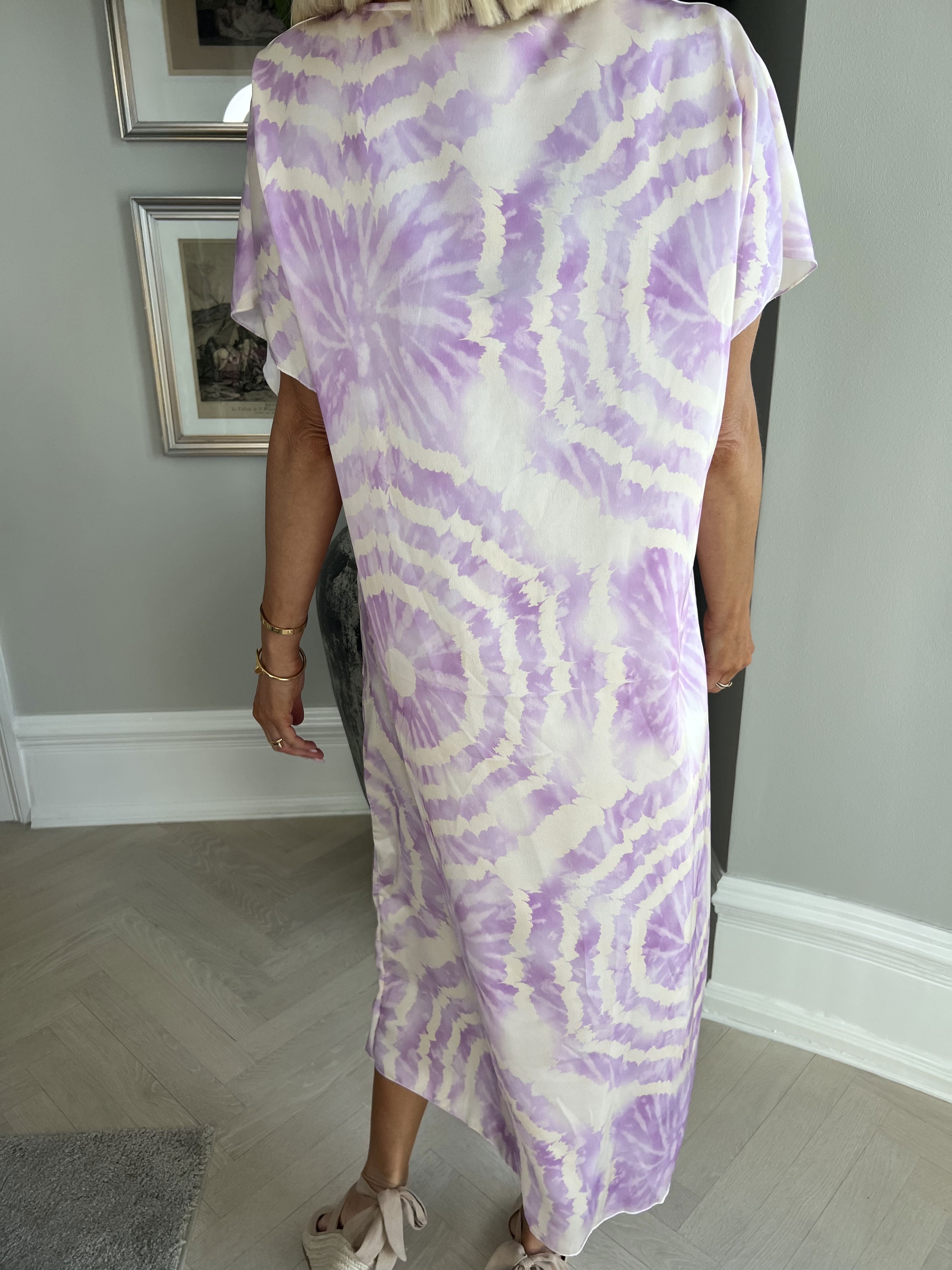 Juno Batik - Sød kjole i batikmønster med knude ved brystet